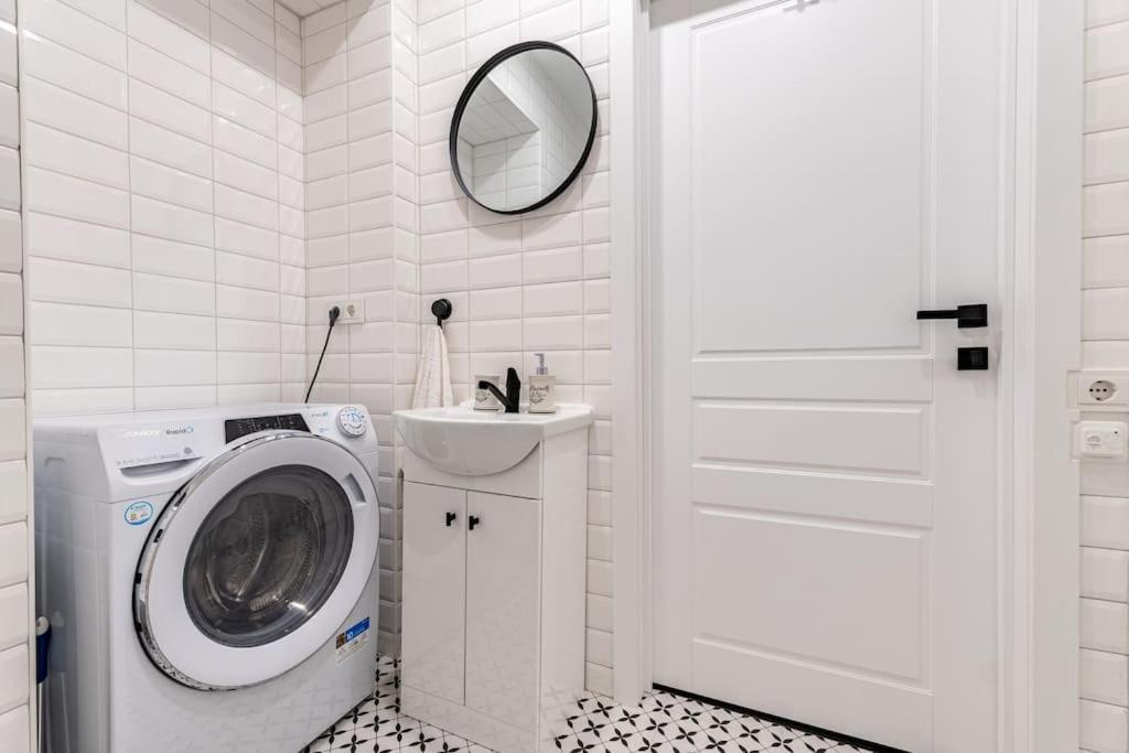Modern Flat In Old Town Kaunas - Free Parking & Self Check-In Bagian luar foto